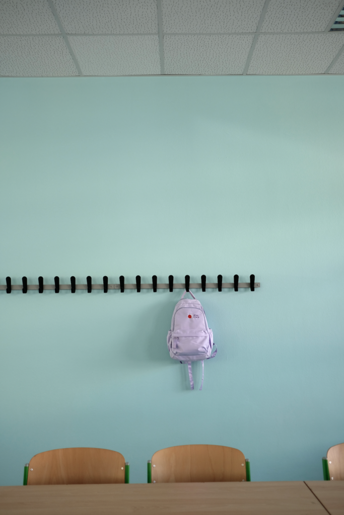 Rucksack in Schulklasse