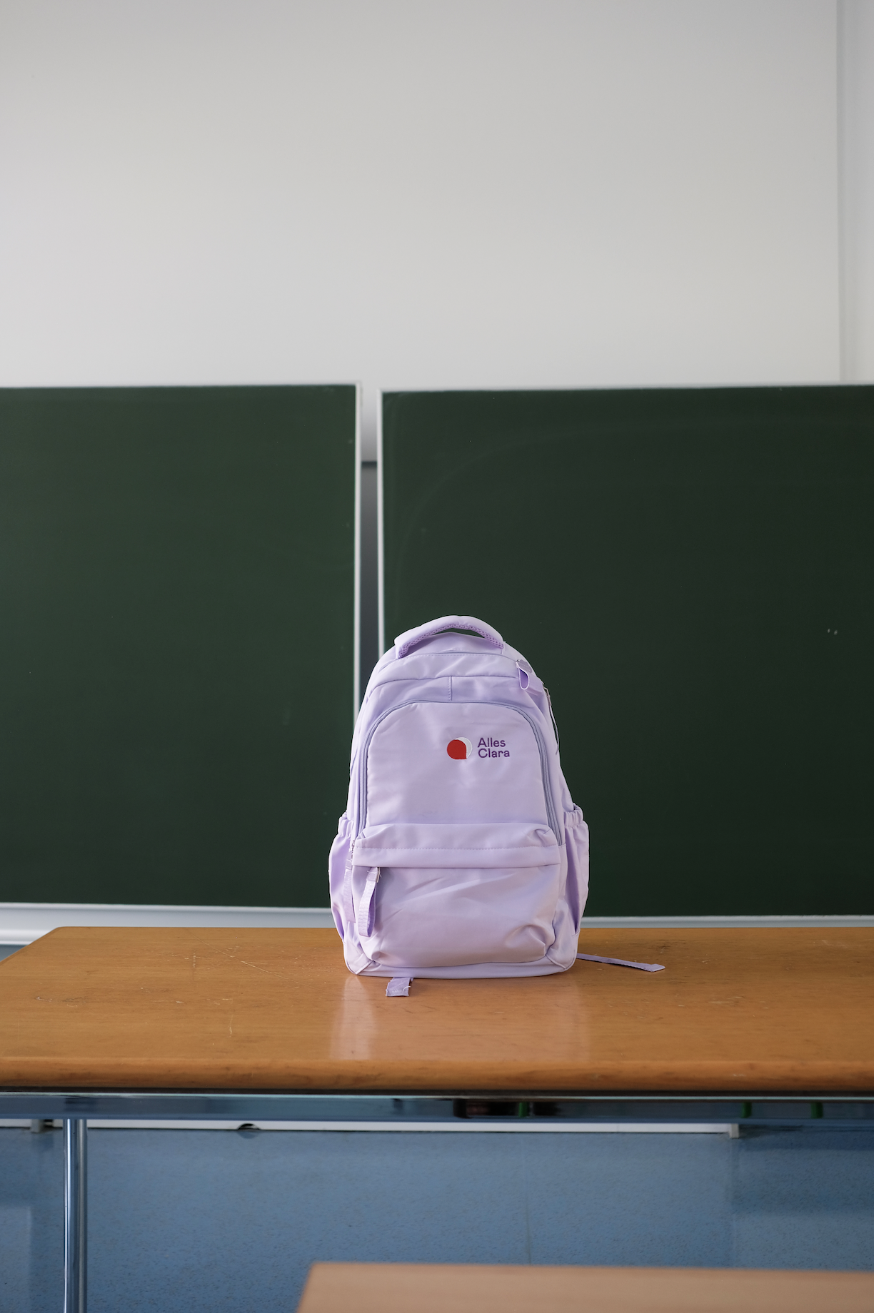 Rucksack auf Tisch in einer Schule