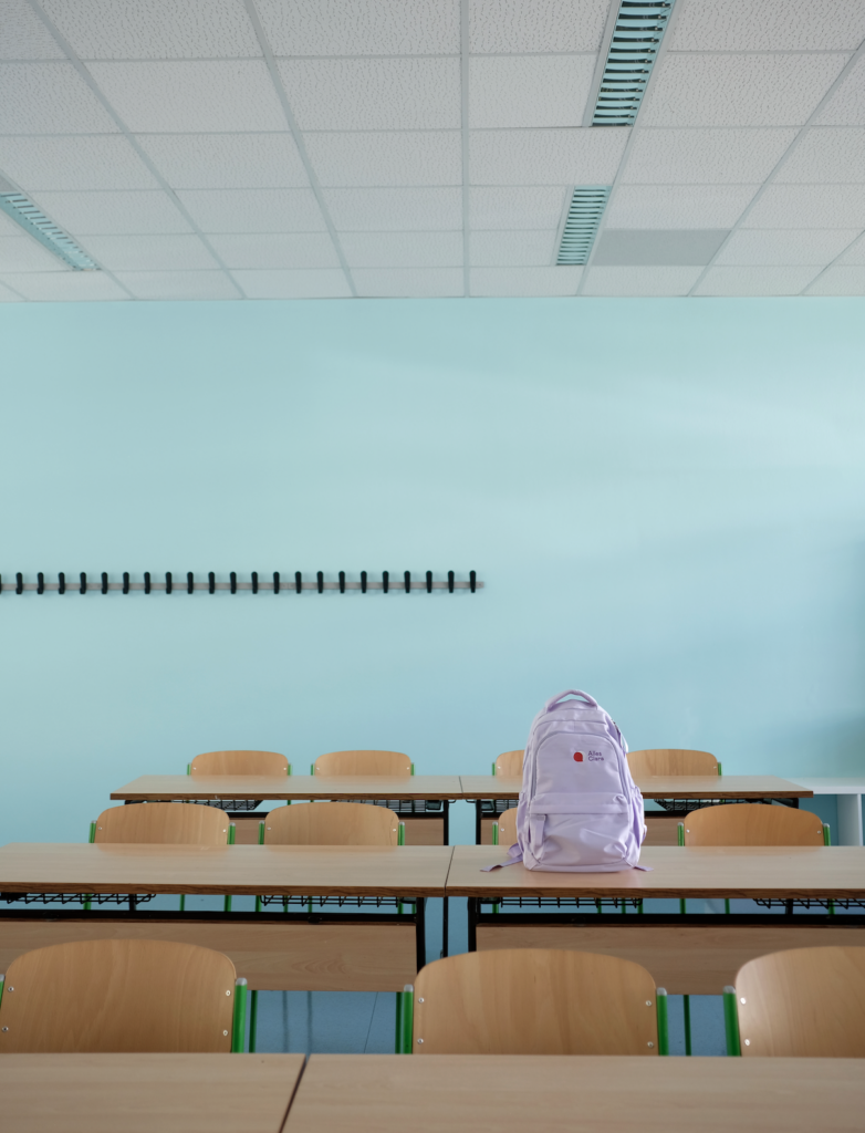 Rucksack in Schulklasse